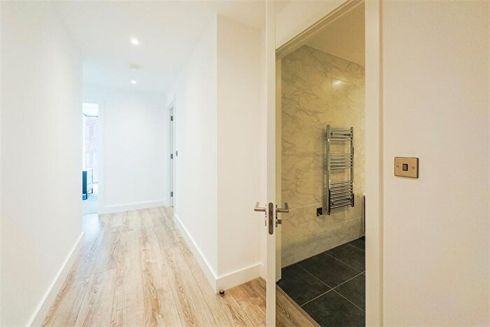 2 Bedroom Apartment To Rent In The Blade, M15