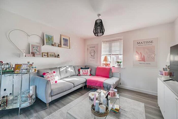 2 Bedroom Flat For Sale In Ifould Crescent, Wokingham, Berkshire, RG40