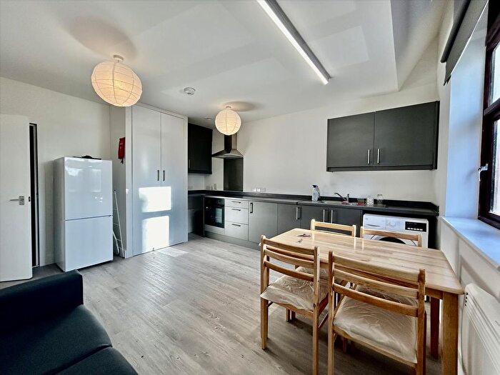 2 Bedroom Flat To Rent In Villiers Road, Dollis Hill, NW2