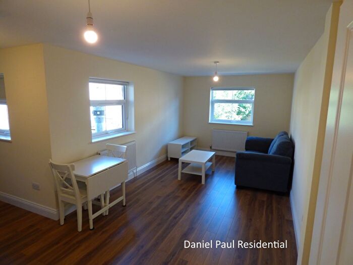 1 Bedroom Flat To Rent In Goldhawk Road, London, W12