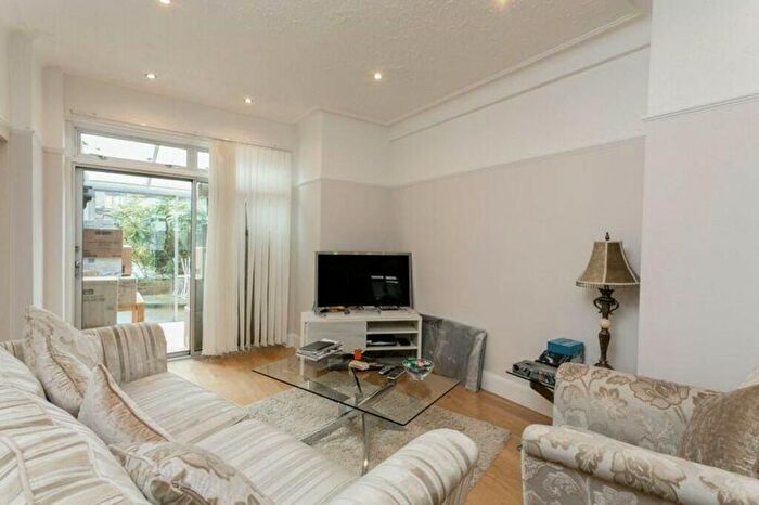 4 Bedroom Semi-Detached House To Rent In Bourne Avenue, Southgate, N14