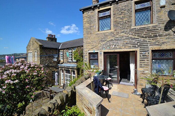 2 Bedroom Cottage For Sale In Burnwells, Thackley, BD10