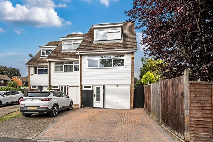 3 Bedroom Town House For Sale In Headley Close, Woodley, Reading, RG5