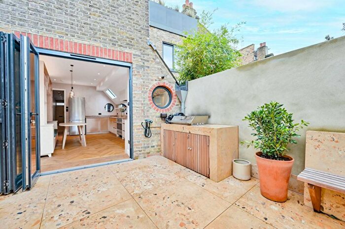 3 Bedroom End Of Terrace House To Rent In Shinfield Street, Shepherd's Bush, London, W12