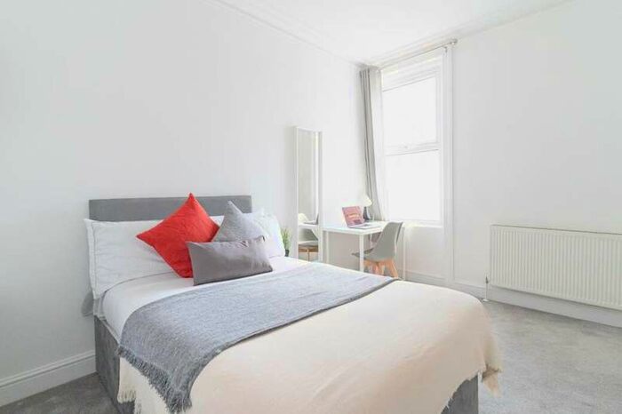 5 Bedroom Terraced House To Rent In Playfair Road, Southsea, PO5