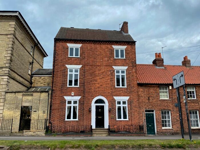 4 Bedroom Town House To Rent In North Parade, Grantham, NG31