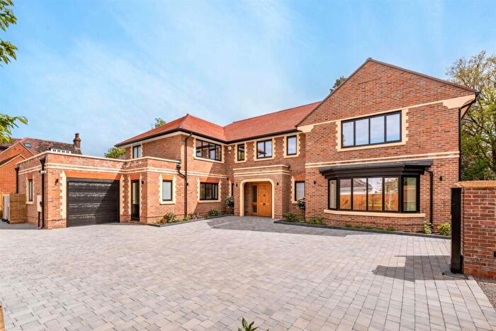 4 Bedroom Detached House For Sale In Cross Lanes, Guildford, GU1