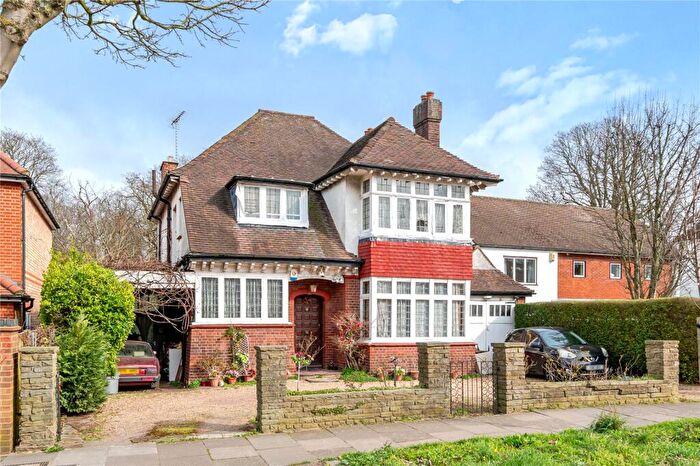 3 Bedroom Detached House For Sale In Bourne Hill, Palmers Green, London, N13