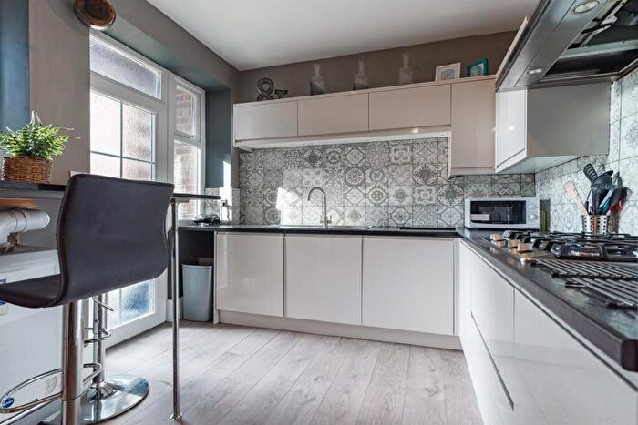 3 Bedroom Apartment To Rent In Eskdale Mansions, Eskdale Terrace, Newcastle Upon Tyne, NE2