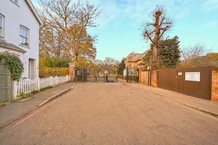 1 Bedroom Flat To Rent In Robin Hood Way, Kingston Vale, London, SW15