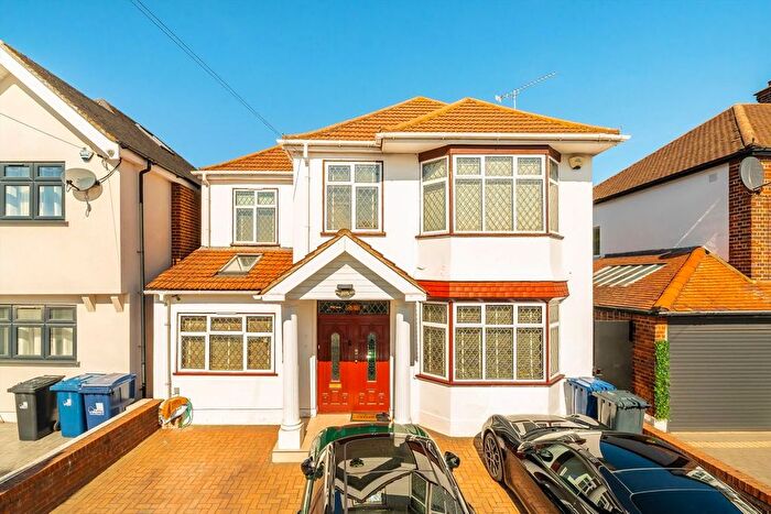 4 Bedroom Detached House For Sale In Shaftesbury Avenue, Southall, UB2