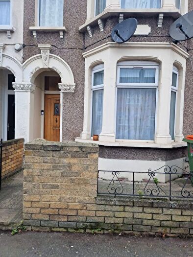1 Bedroom Terraced House To Rent In New Barn Street, London, E13