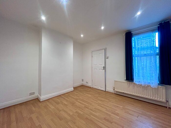 2 Bedroom Flat To Rent In Lower Coombe Street, Croydon, CR0