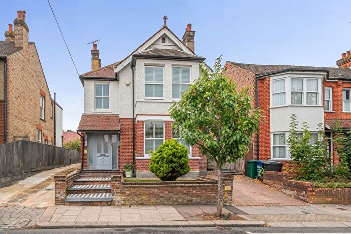 4 Bedroom Detached House For Sale In Byng Road, Barnet, EN5