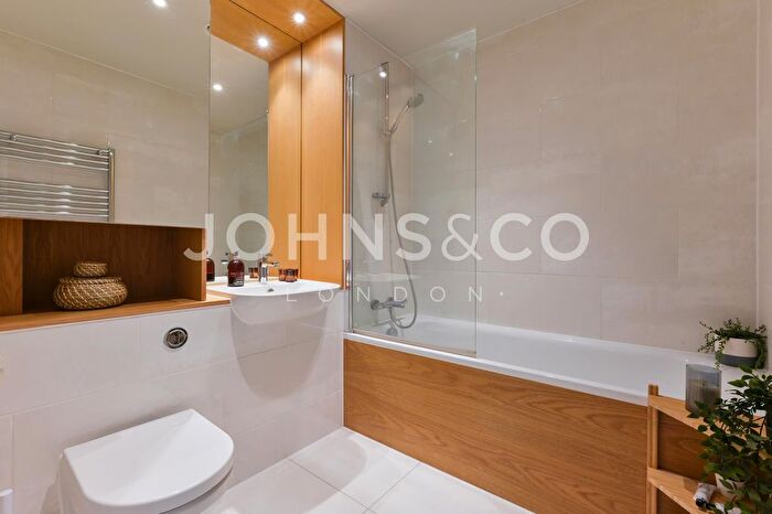 2 Bedroom Flat To Rent In Copland Court, Brentford Lock West, Brentford, TW8
