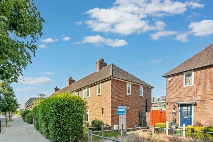 4 Bedroom Semi-Detached House To Rent In Bloemfontein Road, London, W12