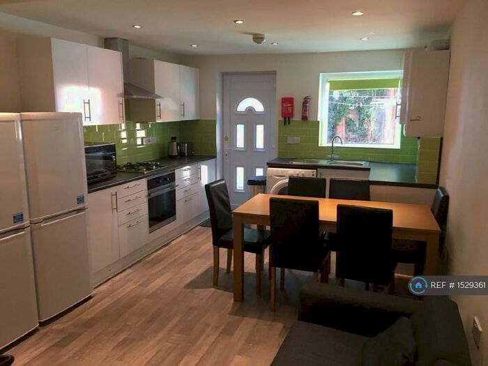 5 Bedroom Semi-Detached House To Rent In Cloister Street, Nottingham, NG7