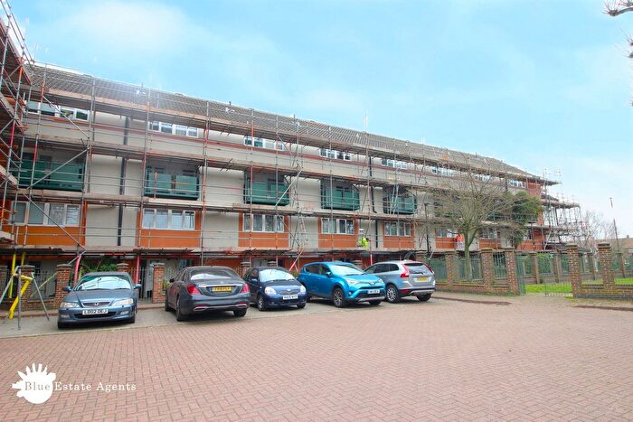 2 Bedroom Flat To Rent In Harlech Gardens, Hounslow, TW5