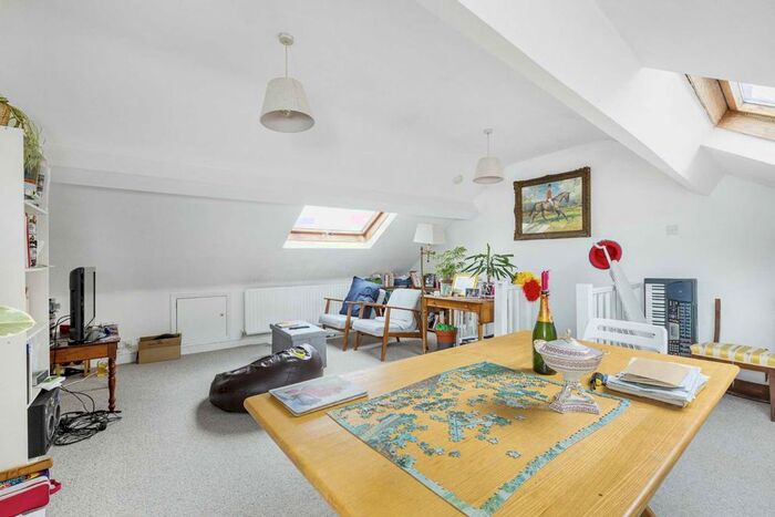 3 Bedroom Flat To Rent In St. Luke's Avenue, London, SW4