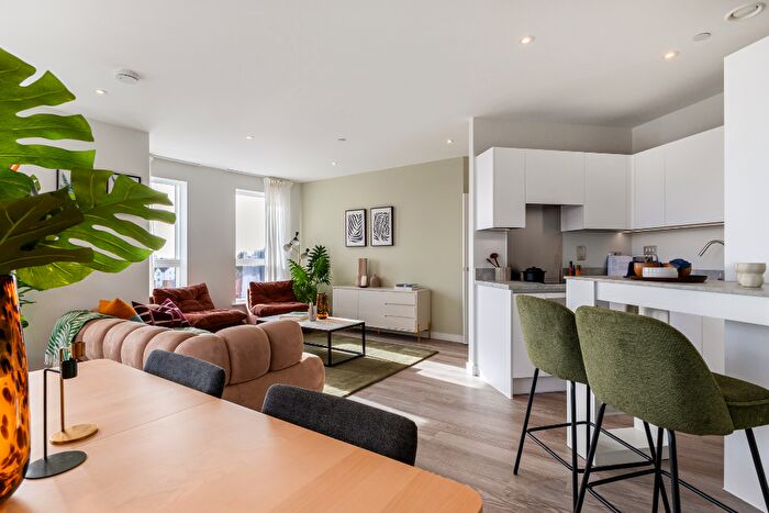 2 Bedroom Flat For Sale In Bell Road, Hounslow, TW3