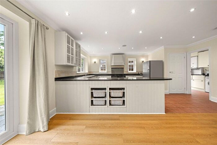 6 Bedroom Detached House To Rent In Midway, Walton-On-Thames, Surrey, KT12