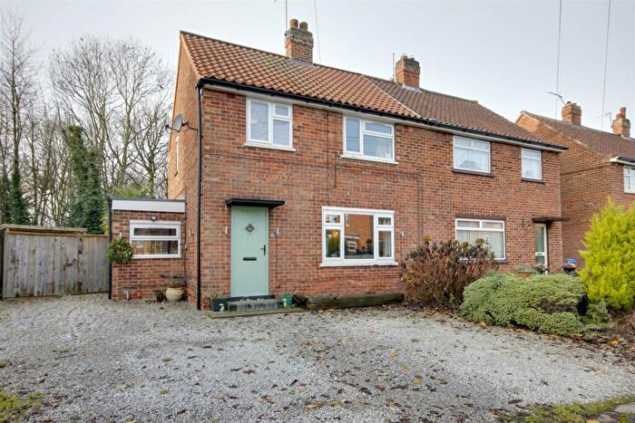 3 Bedroom Semi-Detached House For Sale In Plantation Drive, North Ferriby, HU14