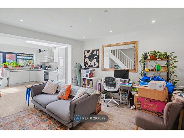 3 Bedroom Maisonette To Rent In Newington Green Road, London, N1