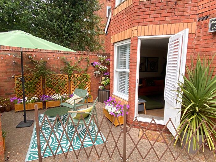 2 Bedroom Flat For Sale In Guys Cliffe Avenue, Chestnut Court, CV32