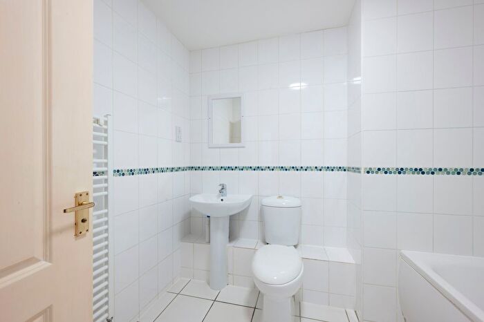 1 Bedroom Flat To Rent In Hidden Close, West Molesey, Surrey, KT8