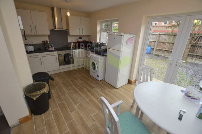 3 Bedroom Semi-Detached House To Rent In Gainsborough Road, Leicester, LE2