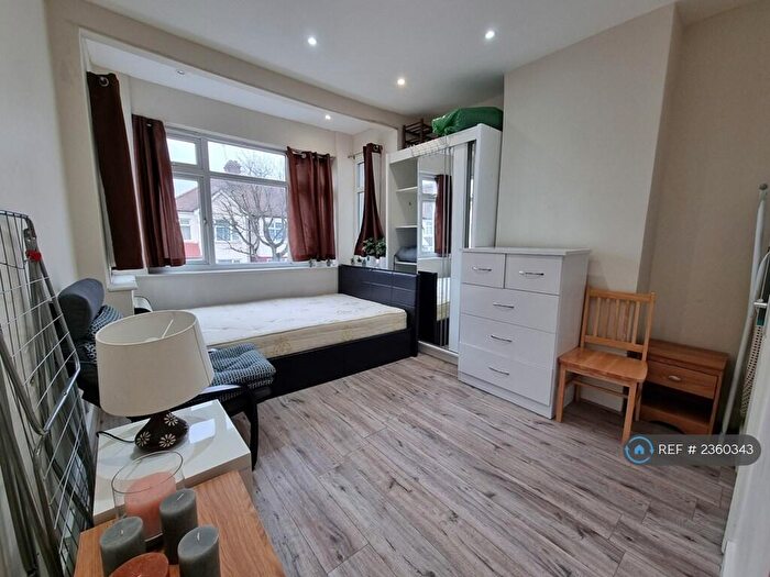 Studio To Rent In Perth Road, London, N22