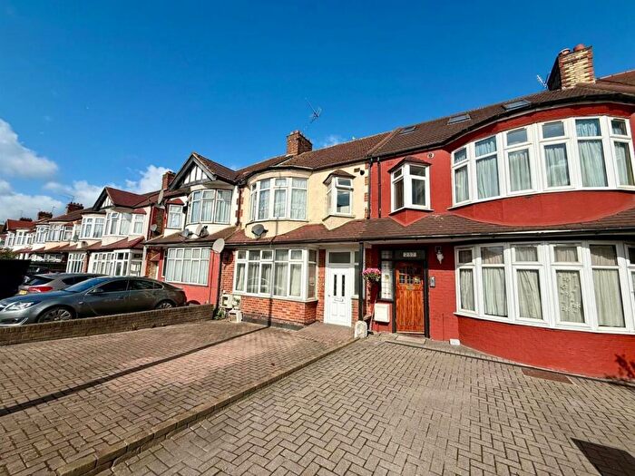 3 Bedroom Maisonette To Rent In North Circular Road, London, N13