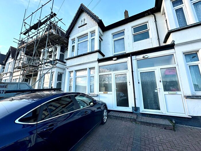 2 Bedroom Apartment For Sale In Woodgrange Drive, Southend-on-Sea, SS1
