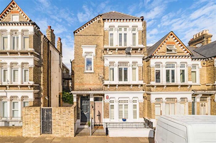 2 Bedroom Maisonette For Sale In Thirsk Road, London, SW11