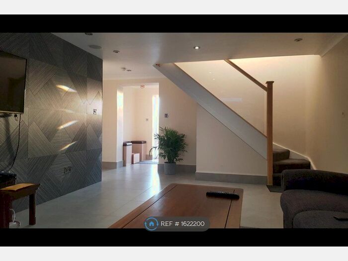 3 Bedroom Semi-Detached House To Rent In Finch Road, Reading, RG6