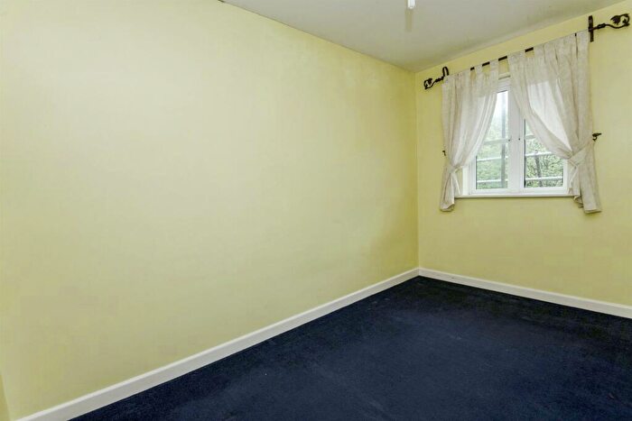 2 Bedroom Flat For Sale In Lewis Crescent, Exeter, EX2