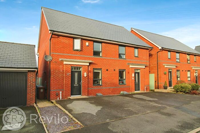 3 Bedroom Semi-Detached House To Rent In Millrace Close, Rochdale, OL11