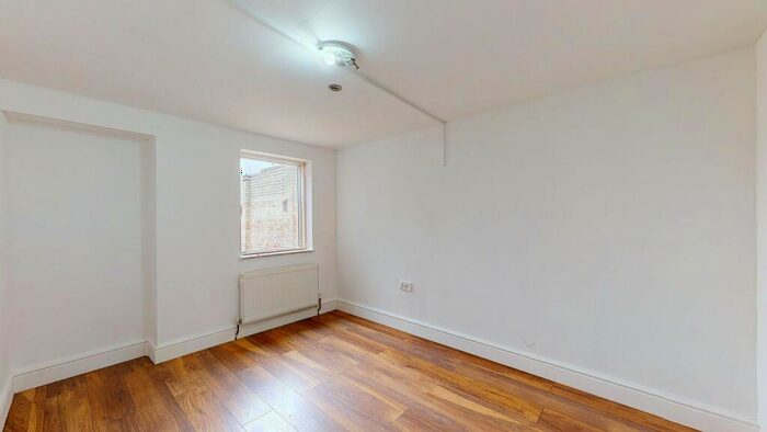 5 Bedroom Semi-Detached House To Rent In Normanshire Drive, E4