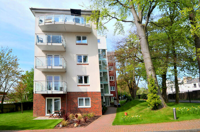 2 Bedroom Flat To Rent In The Pines, Turners Hill Road, Worth, RH10