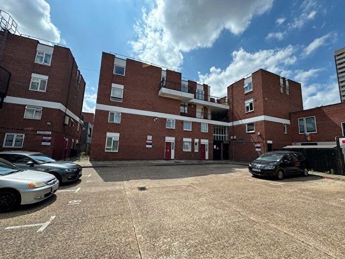3 Bedroom Maisonette To Rent In Gwilym Maries House, Canrobert Street, Bethnal Green, E2