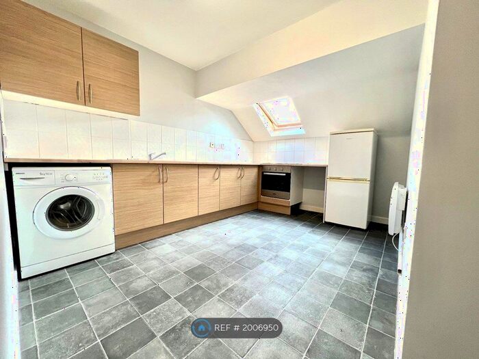 2 Bedroom Flat To Rent In Warburton Place, Manchester, M46