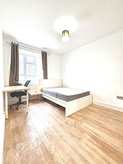 3 Bedroom Flat To Rent In Mackenzie Close, London, W12