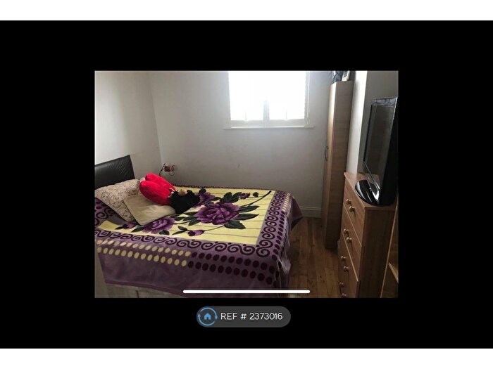 1 Bedroom Flat To Rent In Hamlyn House, Feltham, TW13