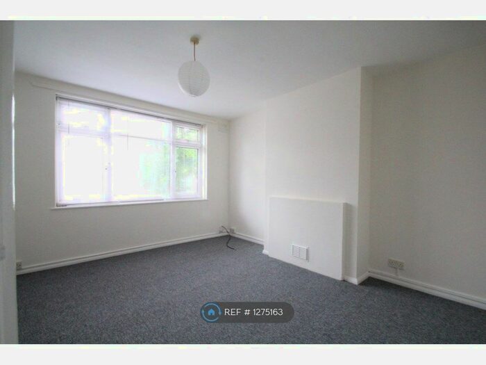 2 Bedroom Flat To Rent In Offord Close, London N17