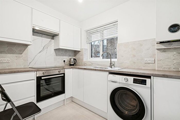1 Bedroom Flat To Rent In Hogarth Crescent, London, SW19