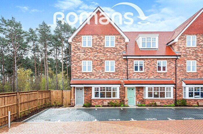 4 Bedroom Detached House To Rent In Sweet Chestnut Close, Fleet, Hampshire, GU51