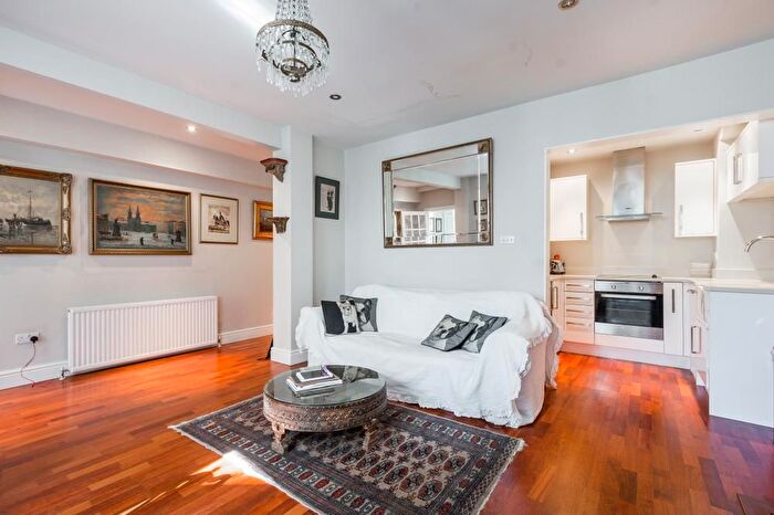 2 Bedroom Flat To Rent In Campden Grove, London, W8