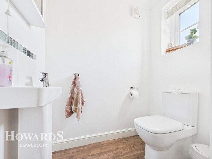 3 Bedroom Detached House For Sale In Coppice Close, Lowestoft, NR32