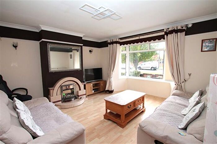 3 Bedroom Semi Detached House To Rent In Legard Drive, HU10