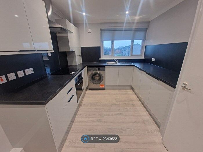 3 Bedroom Flat To Rent In Vanguard Way, Renfrew, PA4